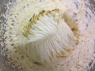 柠檬马芬蛋糕,打发好的黄油糊体积膨胀，颜色发白。