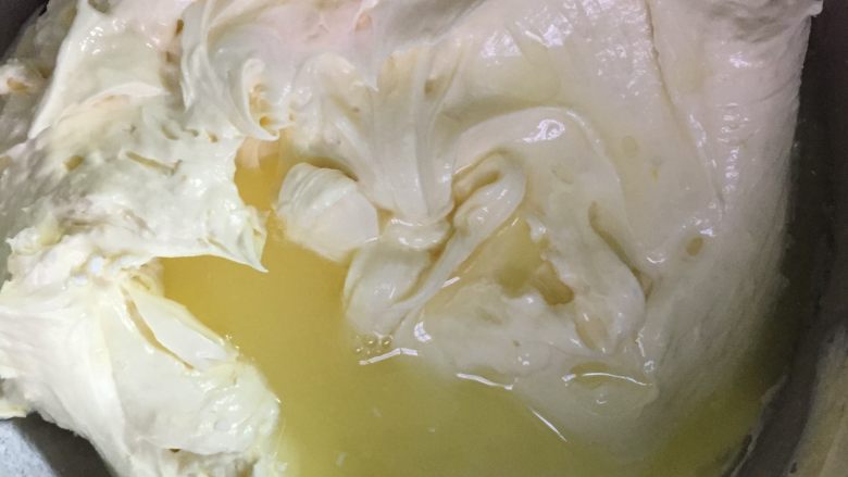 柠檬马芬蛋糕,面粉搅拌均匀后加入柠檬汁，继续用打蛋器搅拌均匀。重复这一步骤3次。