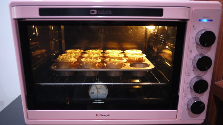 柠檬马芬蛋糕,烤箱预热，上下火170度，中层烘烤30分钟。