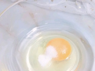 宝宝版马卡龙,1.鸡蛋加糖，搅拌均匀。