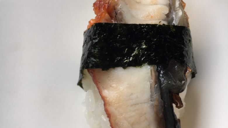 手作鳗鱼寿司,用紫菜条卷好