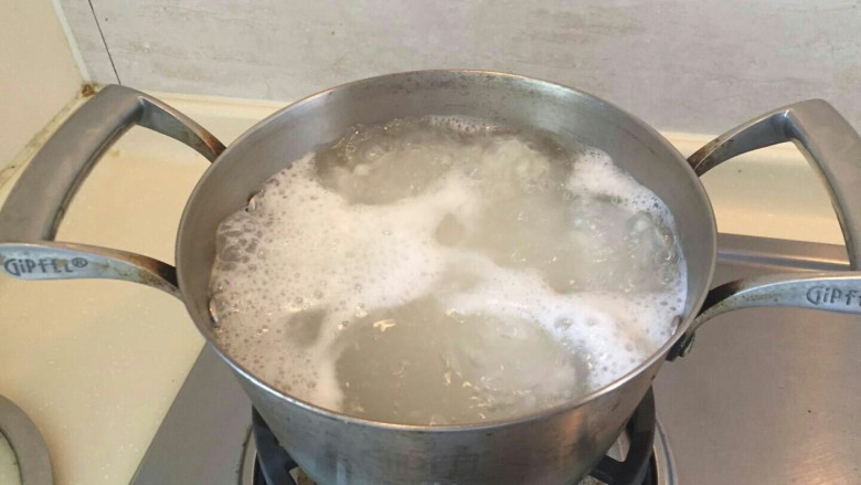 香滑皮蛋培根粥,煮粥煮到越来越浓稠。