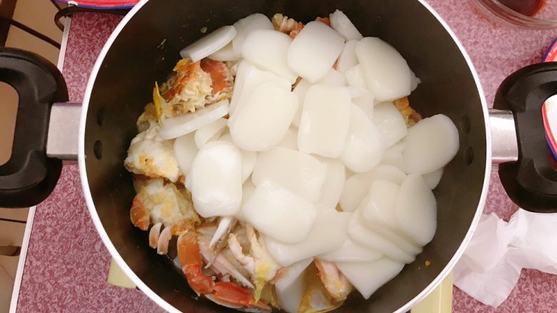 年糕蟹煲,鸡蛋全部凝固后，从水中捞出年糕，放入蟹中。