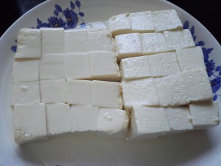 皮蛋拌豆腐,将豆腐切成均匀的方块状