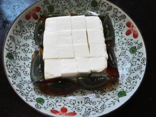 皮蛋拌豆腐,将一个皮蛋切片码放在豆腐周围