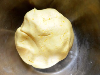南瓜饼,揉成光滑的面团。
