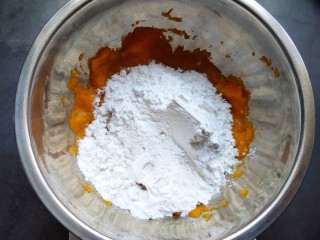 南瓜饼,130g糯米粉。