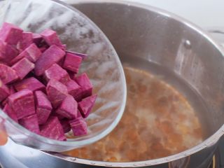 桃胶皂角米雪燕紫薯羹,等30分钟后再把紫薯加入桃胶皂角米中