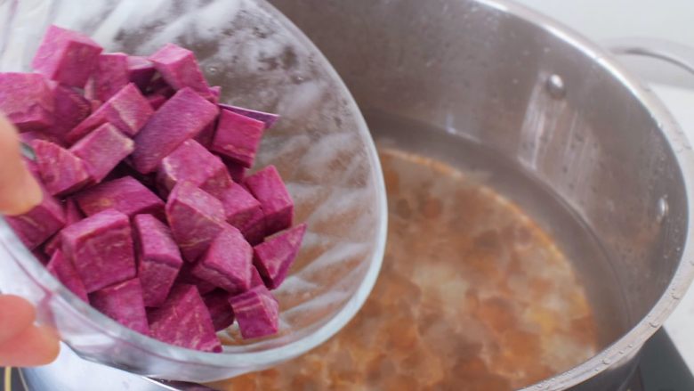 桃胶皂角米雪燕紫薯羹,等30分钟后再把紫薯加入桃胶皂角米中