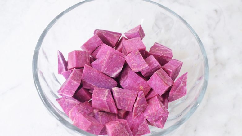 桃胶皂角米雪燕紫薯羹,利用在炖煮的时间，把紫薯去皮洗净切成小块