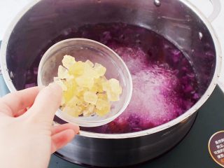 桃胶皂角米雪燕紫薯羹,加入黄冰糖