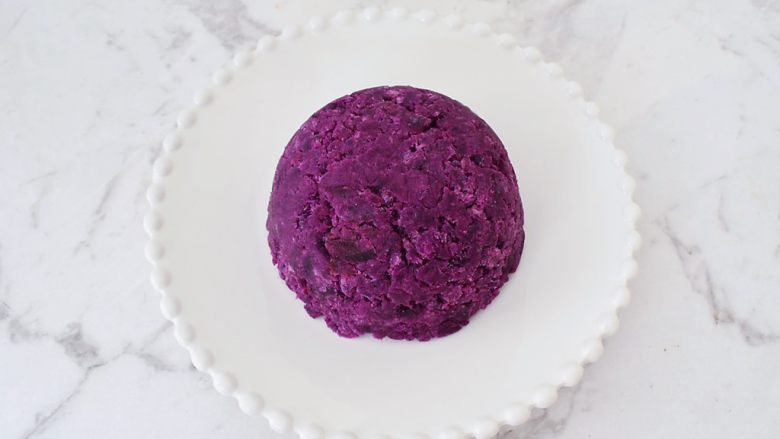 酸奶紫薯泥,倒扣在盘子