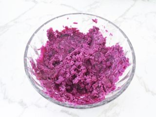 酸奶紫薯泥,取出蒸熟的紫薯，用压泥器压泥细腻的泥状