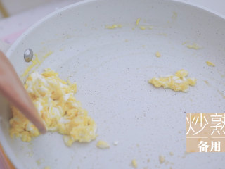 一周7天不重样的藜麦吃法「厨娘物语」,将2条鸡小胸切成小丁，加入10ml料酒、5ml生抽，腌制10分钟。将花菜去根切碎、鸡蛋炒熟备用。