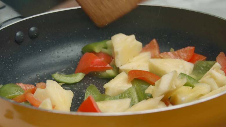 菠萝炒螺蛳粉（只需5步）,锅中加少量油，下青红椒和菠萝翻炒2分钟左右，炒至青椒变成深绿色，盛出待用。