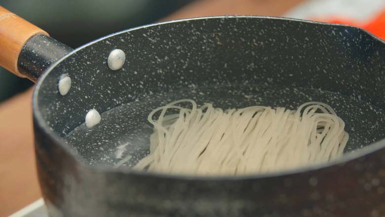 菠萝炒螺蛳粉（只需5步）,米粉冷水下锅，煮10分钟。煮好后过冷水，可以使米粉的口感更弹。