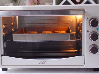美味葱香桃酥,烤箱设置温度为上管190°，下管180°，时间为15分钟（时间及温度仅供参考）