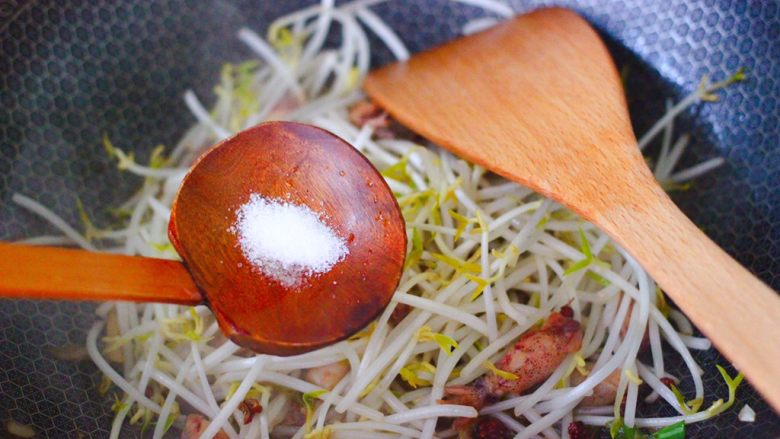 海兔绿豆芽小炒,根据个人口味，加入适量的盐调味。