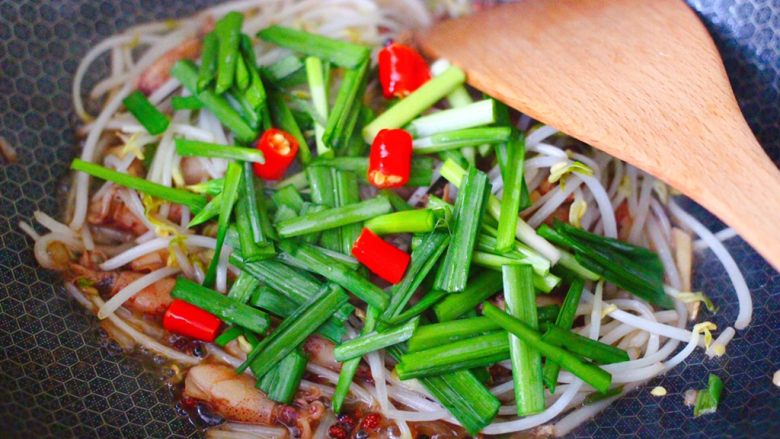 海兔绿豆芽小炒,加入韭菜段和小米辣。