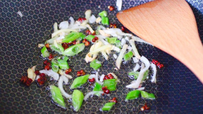 海兔绿豆芽小炒,这个时候放入葱姜爆出香味。
