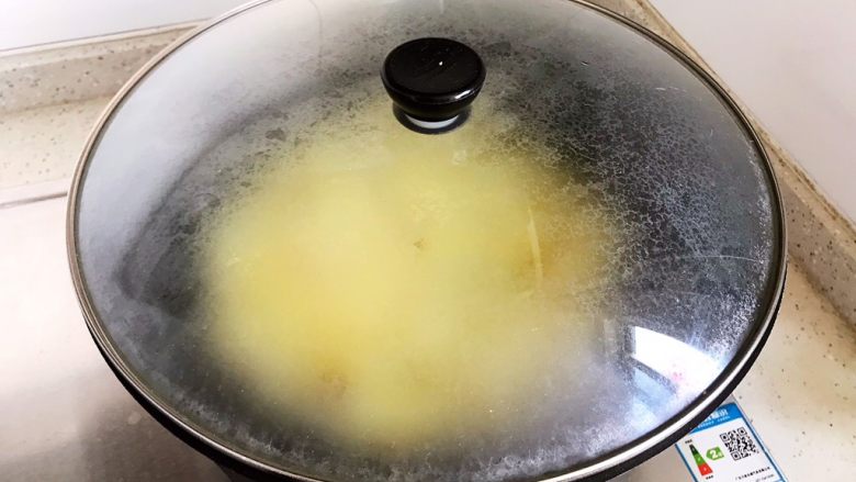 蚝油土豆肥牛,盖上锅盖，转小火焖煮10分钟