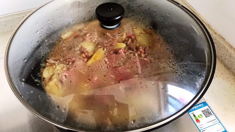 蚝油土豆肥牛,翻炒均匀之后盖上锅盖继续小火焖煮5分钟