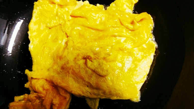 韭菜花炒鸡蛋,一面煎至金黄后翻边，继续煎另一边