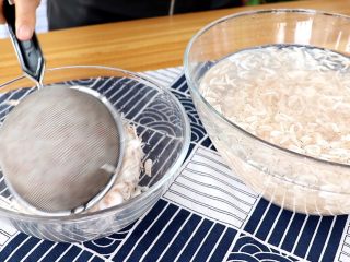 虾皮粉（烤箱版）,用清水多次清洗干净，捞出沥干水分

tips：水分太多，烘烤时间就会久一些，所以最好控一控水分再烘烤

