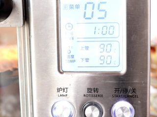 虾皮粉（烤箱版）,上下管90度，烘烤1h左右

tips：具体时间只要将虾皮烘烤干即可，温度最好控制在100度以下