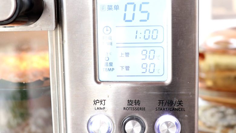虾皮粉（烤箱版）,上下管90度，烘烤1h左右

tips：具体时间只要将虾皮烘烤干即可，温度最好控制在100度以下