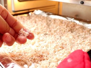 虾皮粉（烤箱版）,烘烤至用手可以捏碎即可

tips：也可以自然风干


