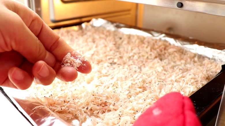 虾皮粉（烤箱版）,烘烤至用手可以捏碎即可

tips：也可以自然风干

