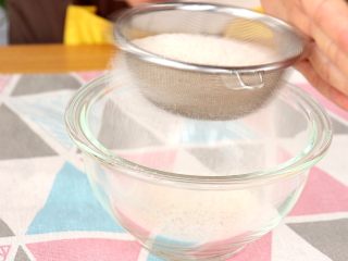 虾皮粉（烤箱版）,过筛搅打好的虾皮粉

tips：大月龄的宝宝可以不用过筛，研磨杯一般搅打之后已经就很细腻了

