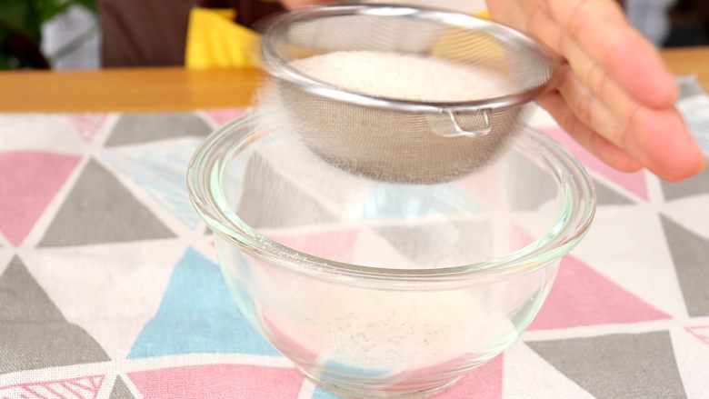 虾皮粉（烤箱版）,过筛搅打好的虾皮粉

tips：大月龄的宝宝可以不用过筛，研磨杯一般搅打之后已经就很细腻了

