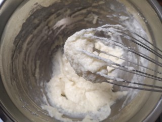 不易开裂的轻盈蛋糕卷,把牛奶和玉米油混合加热到70℃左右，倒入已经过筛的低粉中，搅拌均匀，如图