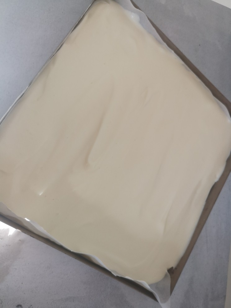 不易开裂的轻盈蛋糕卷,倒入搅拌好的蛋糕糊，刮平表面，中层，上下160℃烤15 到20分钟，蛋糕片烘烤的时间大家还是要根据自己的烤箱适当调整，表面微黄就可以。