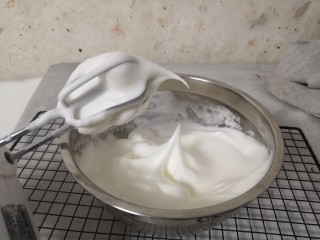不易开裂的轻盈蛋糕卷,把四个蛋白加几滴白醋，一次性加入砂糖，打发到湿性到干性发泡之间