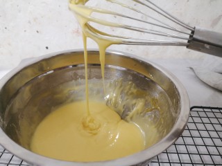 不易开裂的轻盈蛋糕卷,加入四个蛋黄，一字搅拌均匀