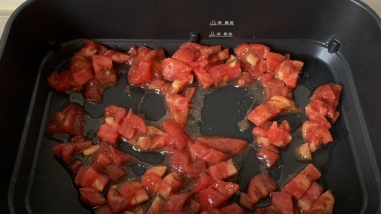 番茄浓汤烩饭,锅中倒少许油，下番茄翻炒