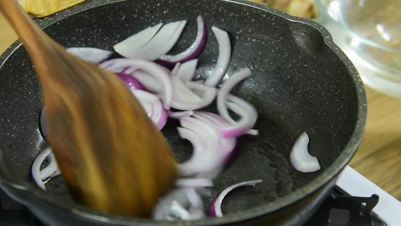 面前摆着这碗汤，确定不多添一碗饭吗,热锅冷油，将洋葱炒香。