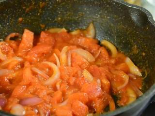 面前摆着这碗汤，确定不多添一碗饭吗,倒入番茄块炒软。