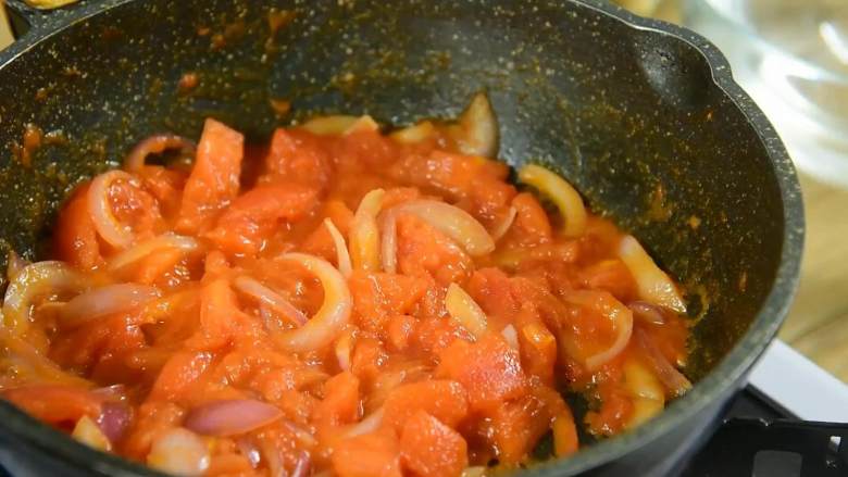 面前摆着这碗汤，确定不多添一碗饭吗,倒入番茄块炒软。