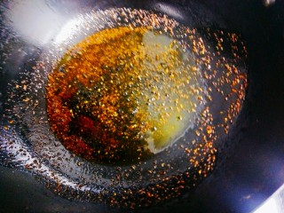 凉拌黄瓜松花蛋,锅中倒油，油热后加入辣椒粉和黑芝麻，小火慢煎，直至有辣椒香味后关火