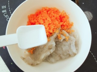 虾肉蔬菜蛋卷,胡萝卜与虾肉混合 放入1克盐 调味