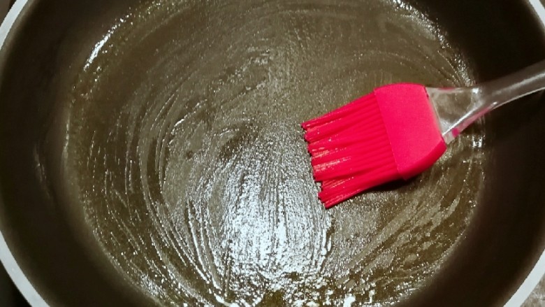 虾肉蔬菜蛋卷,锅中刷上薄薄一层食用油