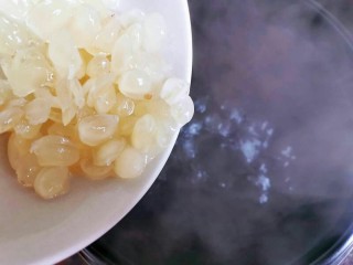 喝一碗抵过敷十张面膜，养颜美容的平价燕窝,煮开后放进去皂角米