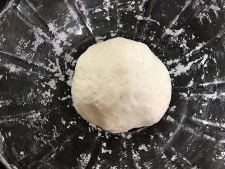  山药苹果小饼,把糯米粉揉成光滑的粉团后盖上保鲜膜静置一会儿。
