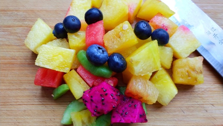 夏日低脂消暑甜品:果麦脆酸奶杯,准备自己喜欢的水果，切成小块。