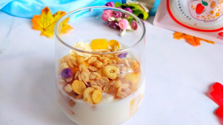 夏日低脂消暑甜品:果麦脆酸奶杯,准备一个漂亮的玻璃杯，倒入水果，酸奶，再倒入果麦脆。