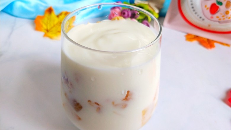 夏日低脂消暑甜品:果麦脆酸奶杯,再倒入酸奶。